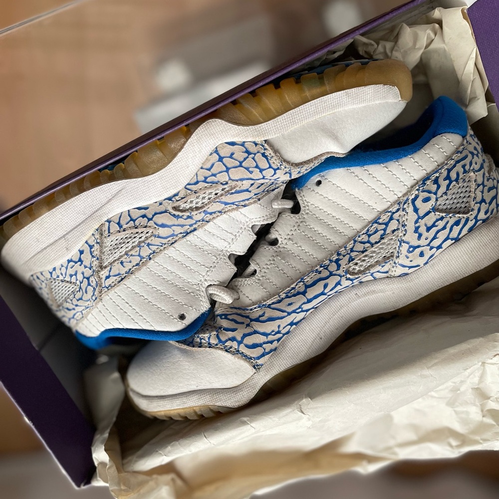 Jordan 11s low rare Kids Sneakers in White and Blue